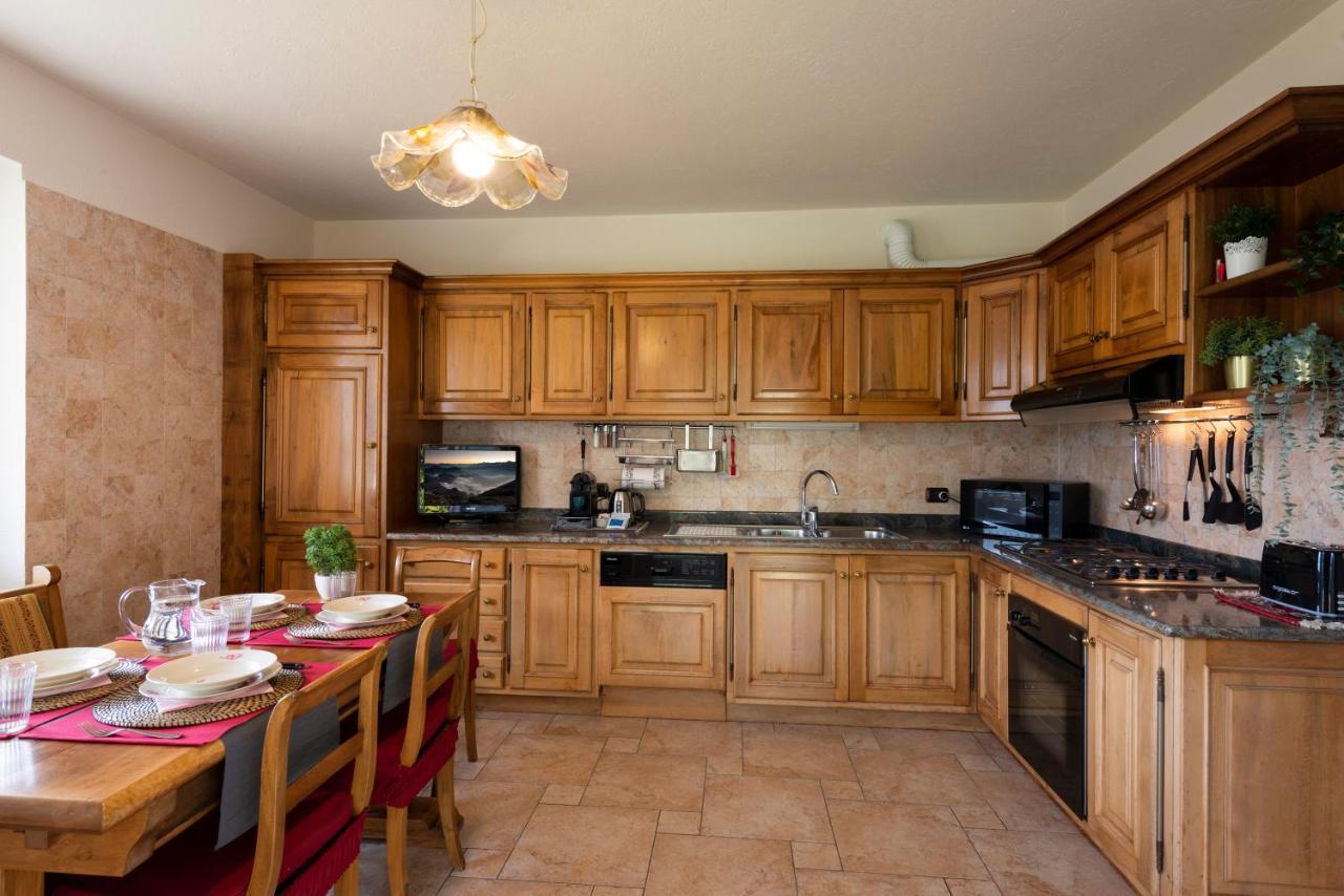 Villa Mara - Aosta - 200 Mq - Wifi - Jacuzzi - Parcheggio - Giardino المظهر الخارجي الصورة