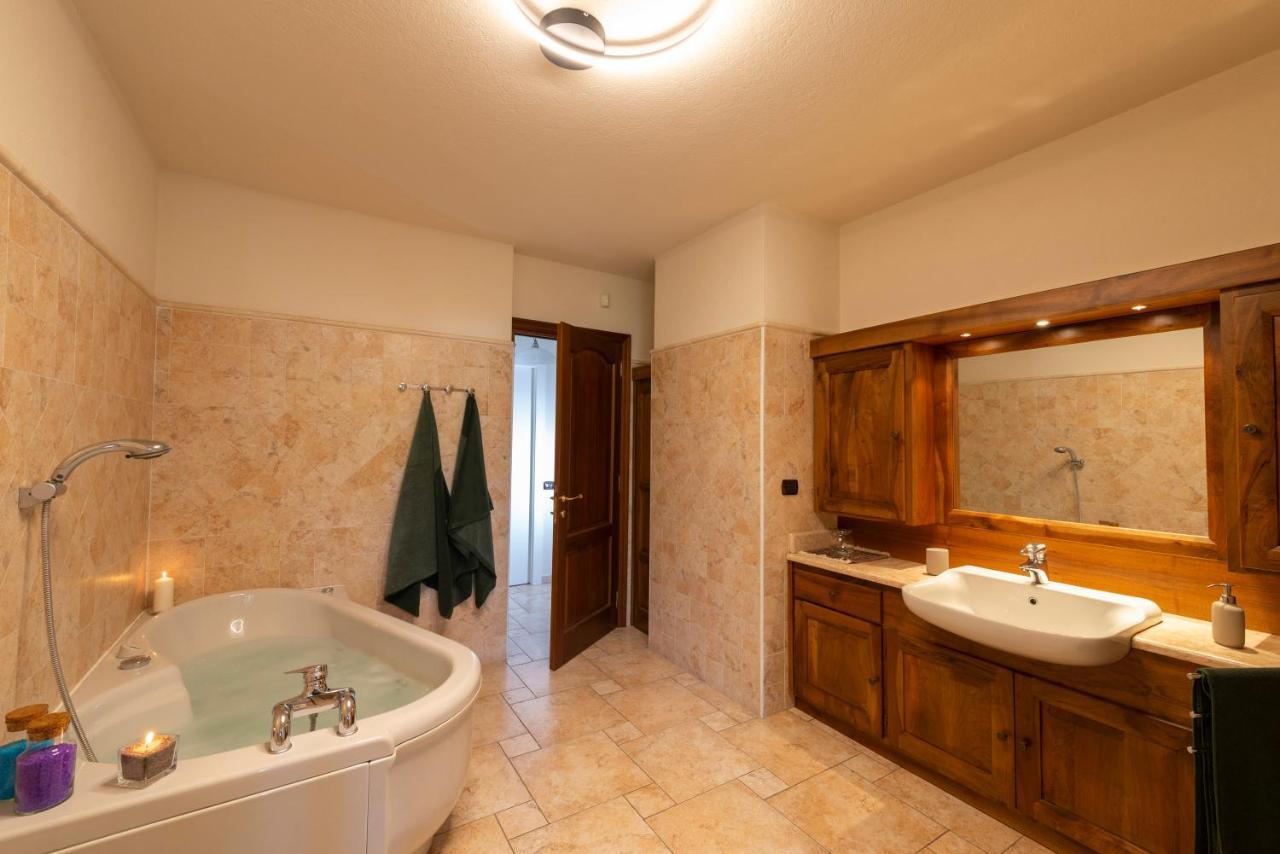 Villa Mara - Aosta - 200 Mq - Wifi - Jacuzzi - Parcheggio - Giardino المظهر الخارجي الصورة