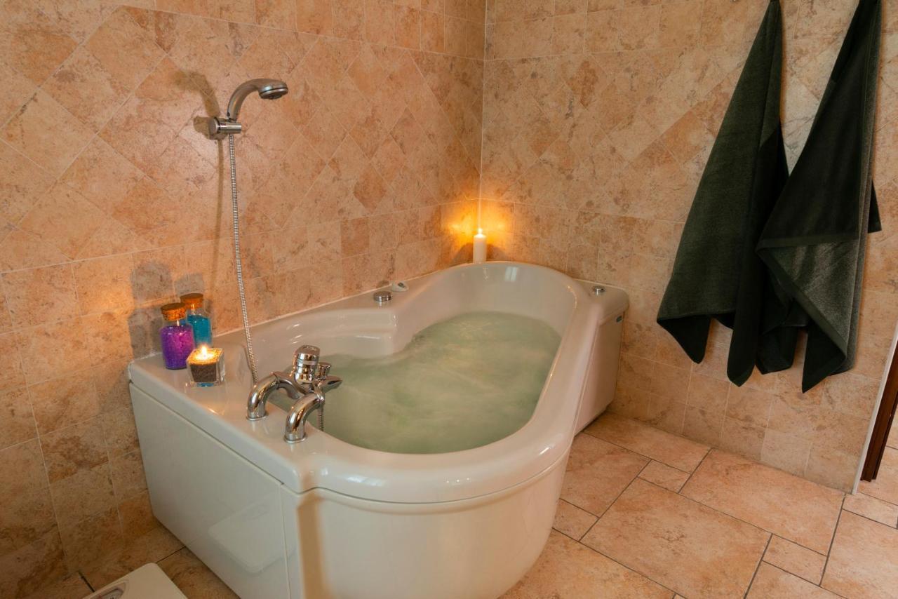 Villa Mara - Aosta - 200 Mq - Wifi - Jacuzzi - Parcheggio - Giardino المظهر الخارجي الصورة